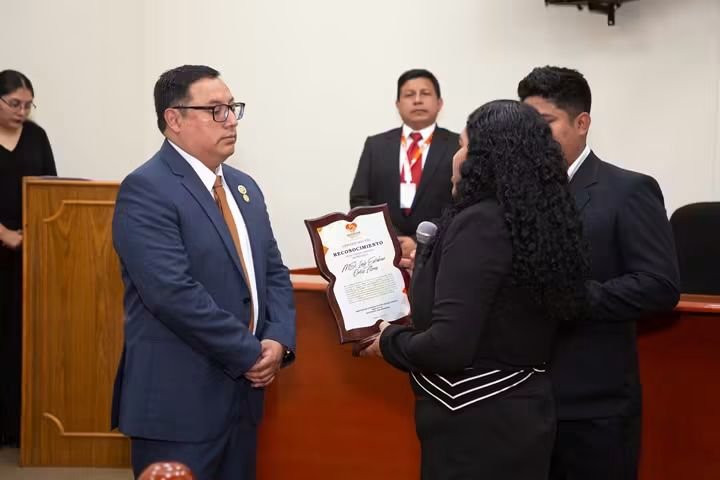 Entrega de la placa de reconocimiento durante el acto público