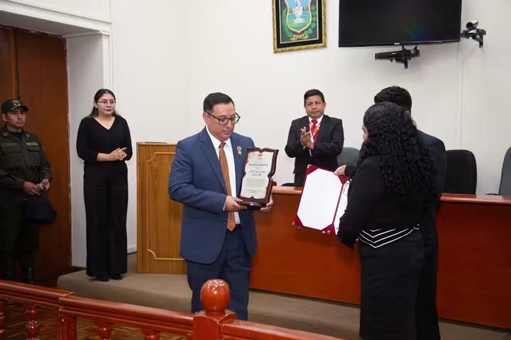 Recepción del reconocimiento en el Salón de Honor